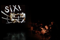 Avignon theatre de la rotonde concert bd du groupe Zenzika avec en fond la bd Championzé